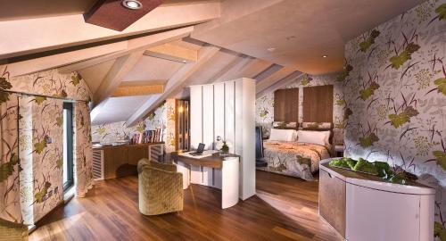 塞拉伦加达尔巴波斯凯尔特温泉度假村的一间卧室配有一张床和一张书桌