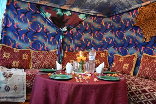 扎古拉Prends Ton Temps的帐篷内的一张桌子,配有紫色桌布