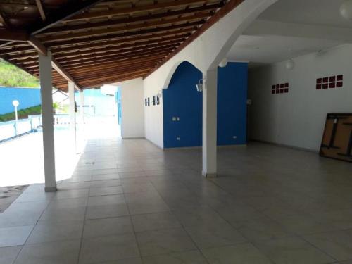圣若泽杜斯坎普斯Chacara dos sonhos的大房间设有蓝色门和瓷砖地板
