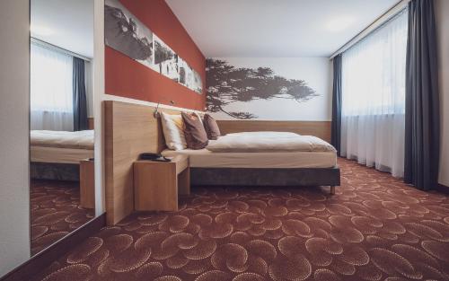 达沃斯Hotel Ochsen 2 by Mountain Hotels的一间卧室设有两张床和大窗户