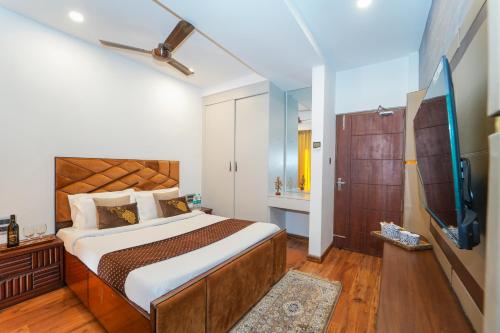 西姆拉Skylight BNB 3BHK Shimla的一间带大床的卧室和一间浴室