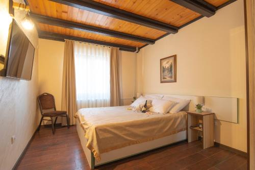 兹拉蒂博尔Club Satelit Zlatibor的一间带床的卧室,位于带窗户的房间内