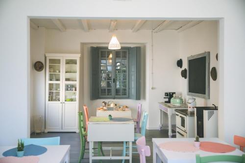 Brovello-CarpugninoB&B il Cappellaio di Erika的厨房以及带桌椅的用餐室。