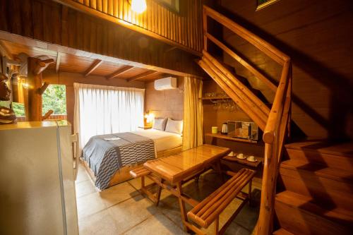 马特莱Cottage 2010的卧室配有一张床和一张桌子