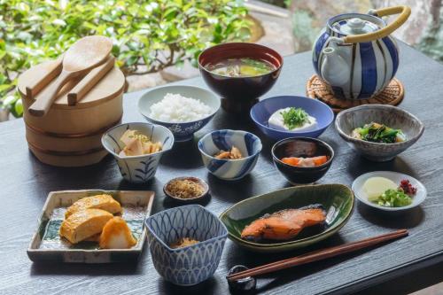 京都十四春旅馆的桌上放着碗和盘子的食物