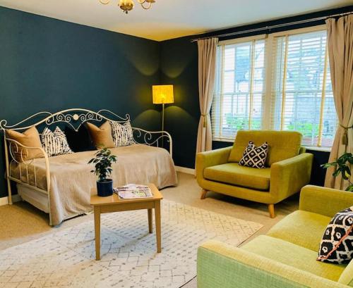 埃文河畔布拉德福'Downtown' @ Terracotta Court的一间卧室配有一张床、一张沙发和一把椅子
