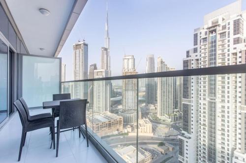迪拜Paramount Hotel Midtown Flat with Burj Khalifa View的城市里带桌椅的阳台