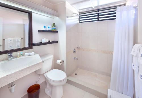 布里奇敦蓝色地平线酒店的浴室配有卫生间、盥洗盆和淋浴。