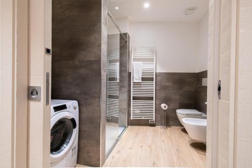 佩尔吉内瓦尔苏加纳帕拉佐琪麦丽公寓的一间带洗衣机和卫生间的浴室