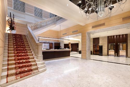巴塞罗那HCC圣莫里茨酒店的大楼内带楼梯的大堂