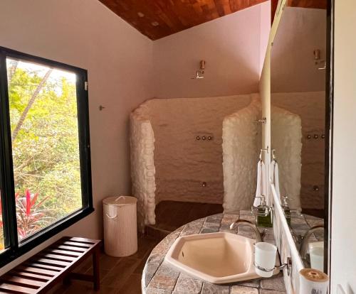 奎波斯城蓝悦榕庄酒店 的一间带水槽的浴室和窗户旁的钢琴