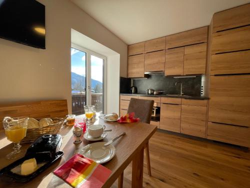 马尔尼茨appartementsKOFLER的厨房配有带食物的木桌