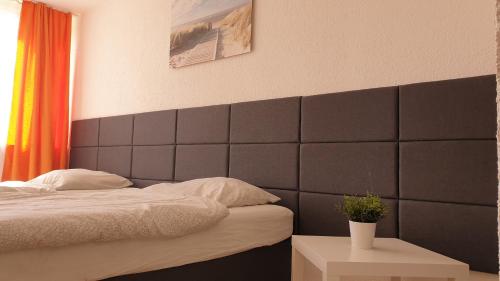 科隆Workers-Sleep-Station的一间卧室配有黑色床头板和一张床