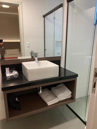 弗洛里亚诺波利斯法洛尔达伊拉酒店的一间带水槽和镜子的浴室