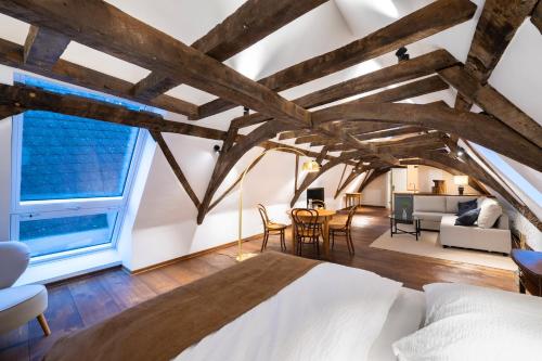 拉恩河畔林堡Goldener Löwe的一间卧室设有一张床和一间客厅。