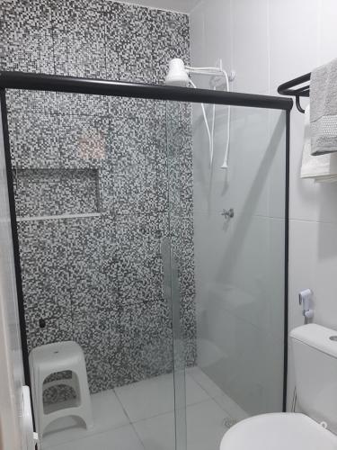 皮拉尼亚斯Suítes flor de Mandacaru的浴室设有玻璃淋浴间和卫生间