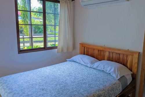 CañasDidi Lodge - Cabaña cálida y acogedora!的卧室内的一张床位,带窗户