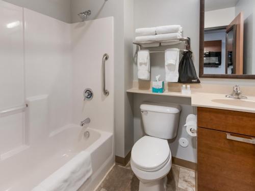 博兹曼蒙大拿博兹曼我的酒店的浴室配有卫生间、浴缸和水槽。