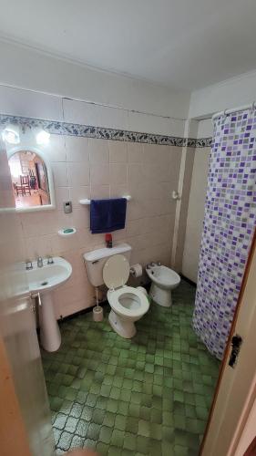 马德普拉塔Chalet Mar del Plata的浴室设有2个卫生间和水槽