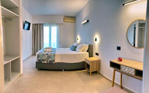 米西姆纳Aquamare Lesvos的酒店客房,配有床和镜子