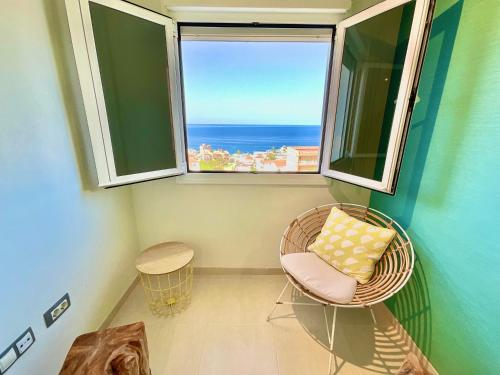 巴哈马尔Tropical Rest Apartment的阳台配有椅子,享有海景