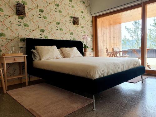 阿莫雷维耶塔-埃查诺Agroturismo Azkarraga的一间卧室设有一张大床和大窗户