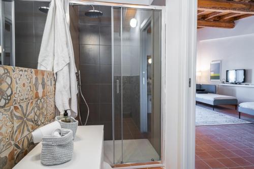 锡拉库扎Maestranza72 by Bed&Bros的带淋浴的浴室和玻璃门