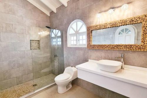 棕榈滩Beach Walk Residences的一间带卫生间、水槽和镜子的浴室