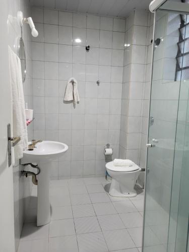 库里提巴爱斯塔克快捷酒店的浴室配有卫生间、盥洗盆和淋浴。