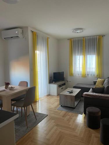 弗尔尼亚奇卡矿泉镇Apartman Arcobaleno的客厅配有沙发和桌子