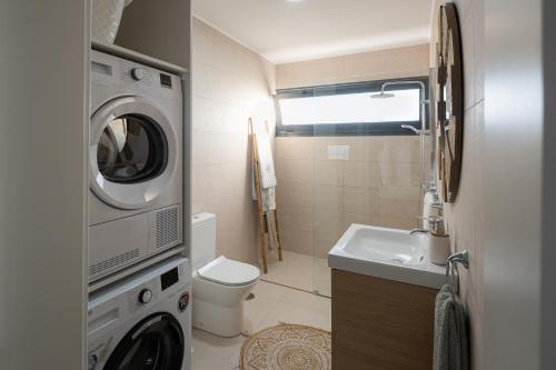 拉戈阿Lugar d ribeira的一间带洗衣机和烘干机的小浴室