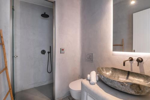 法纳里My Castle House - MG Villas Mykonos的一间带大型石质水槽和卫生间的浴室