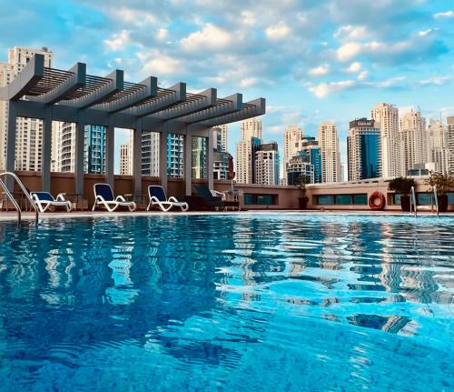 迪拜Fabolous Vacation Home in Dubai Marina的一座城市天际线的游泳池