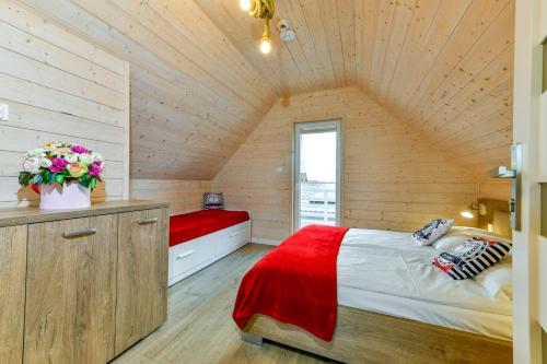萨比诺瓦Kotwisko的木屋内的卧室配有一张大床