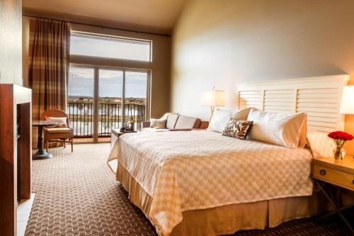 里奇兰The Lodge at Columbia Point的酒店客房设有一张床和一个阳台。