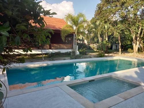 湄南海滩罗望子旅舍的房屋前的游泳池