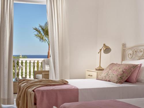 瓦西里科斯韦拉乔一室公寓及公寓式酒店的一间卧室设有一张床,享有海景