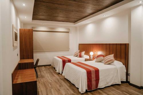 瓜达鲁佩镇Villa Montefiori的一间酒店客房,房间内设有两张床