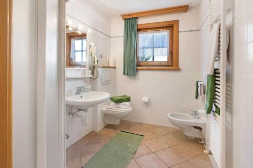 利维尼奥Appartamenti Bait da Erich的白色的浴室设有水槽和卫生间。
