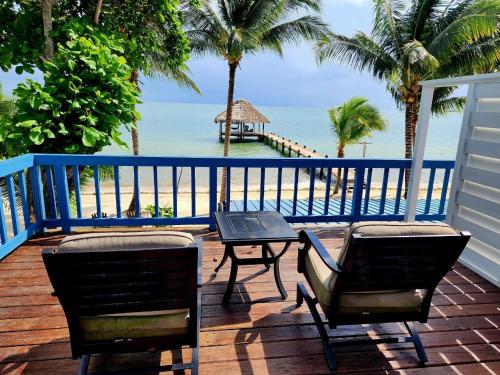 玛雅湾玛雅海滩酒店的一个带桌椅的海景阳台
