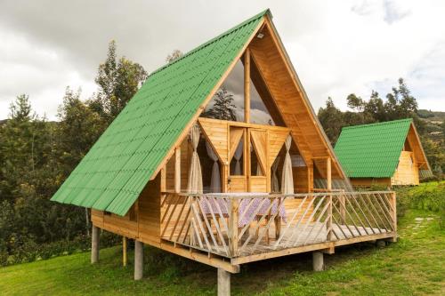 瓜塔维塔Glamping las 4 estaciones的绿色屋顶的木屋