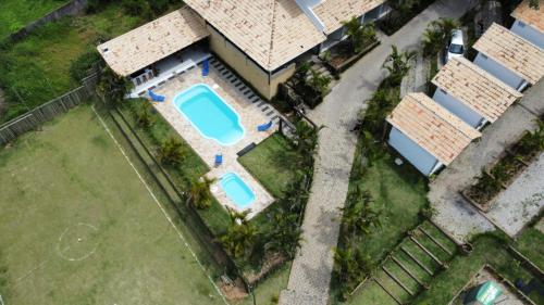 库尼亚Pousada Vale do Parque的享有带2个游泳池的别墅的顶部景致