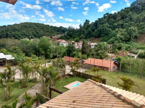 库尼亚Pousada Vale do Parque的从房子屋顶上欣赏美景