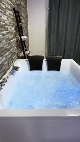 塞夫朗Relax & Chill的客房内的浴缸里装满了蓝色的水