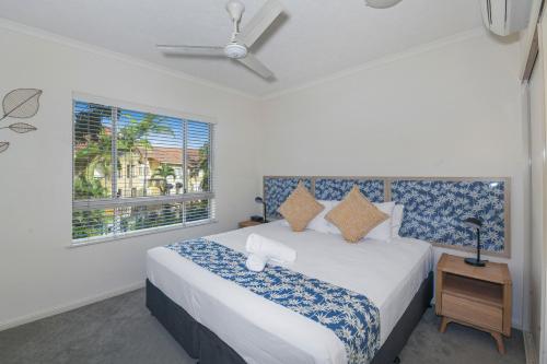 凯恩斯The Lakes Resort Cairns的一间卧室设有一张大床和一个窗户。