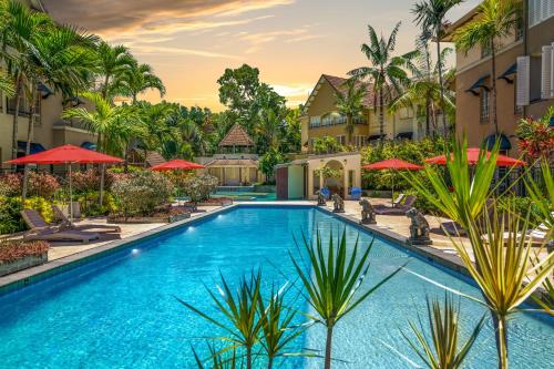 凯恩斯The Lakes Resort Cairns的度假村游泳池的图片
