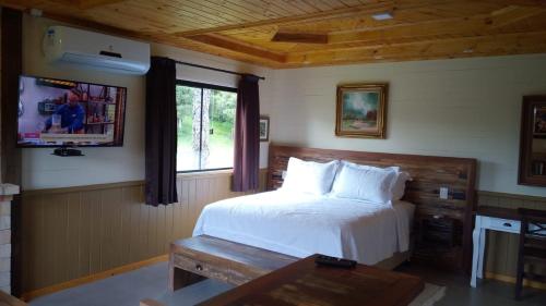 邦雷蒂鲁特林卡酒店的卧室配有白色的床和窗户。