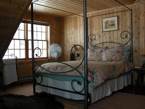 Cliff Lake蒙塔纳斯普里特度假屋的一间卧室配有一张带金属天蓬的床