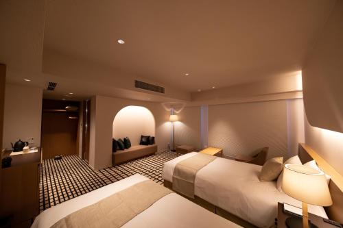 京都THE GENERAL KYOTO Shijou Shinmachi的酒店客房设有两张床和窗户。