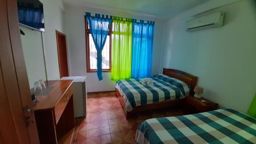 阿约拉港El Paraiso的酒店客房设有两张床和窗户。